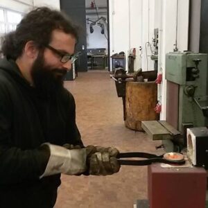 Auf dem Bild sieht man den Inhalber bei der Arbeit
